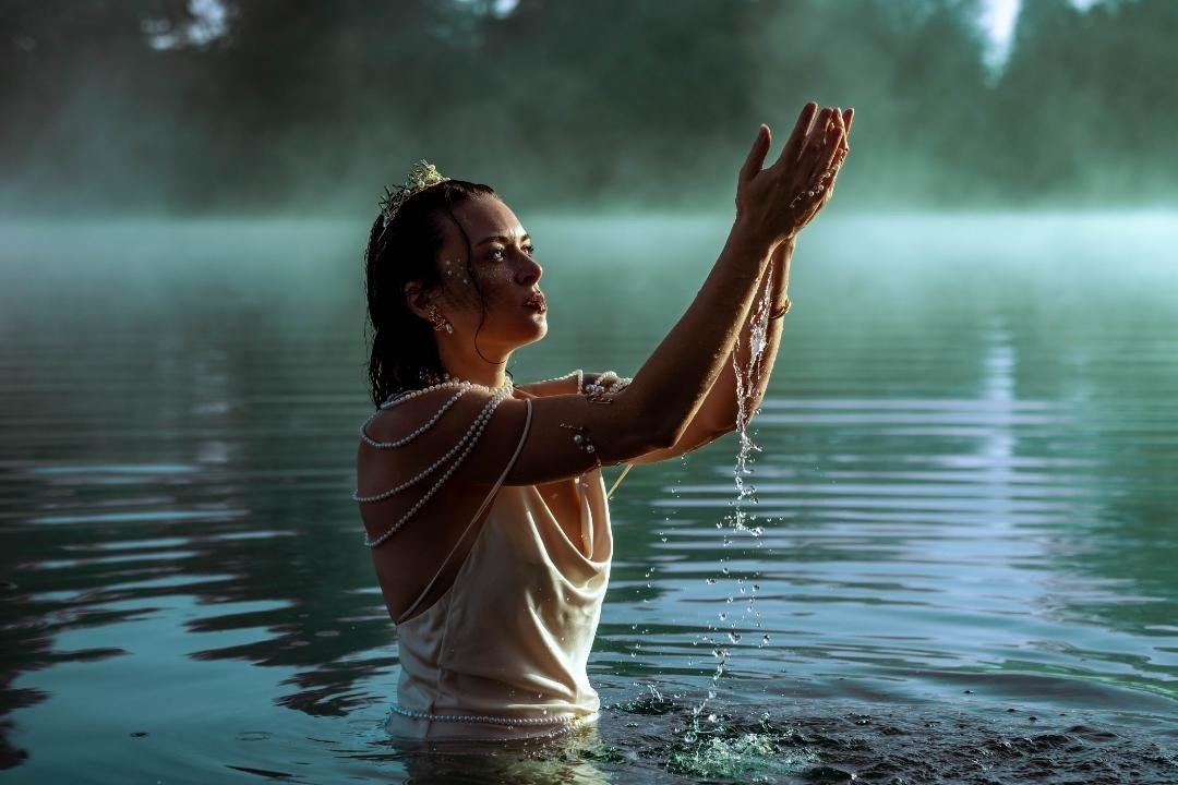 Photographie d’une femme dans une piscine, par Régis Theisgen